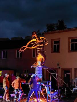 eine Phönix-Figur zum Eisengießen im Schlosshof